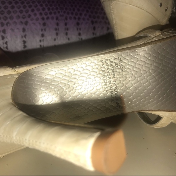 Woman Chi Carlos Falchi Stiletto Cream Snake Rhinestone Cabochon T strap 8.5 NIB - Picture 7 of 16